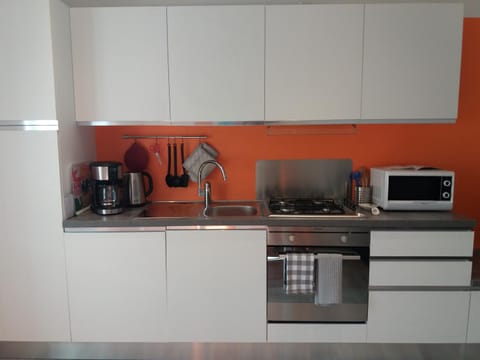 Coffee/tea facilities, Kitchen or kitchenette, Dining area, Communal kitchen