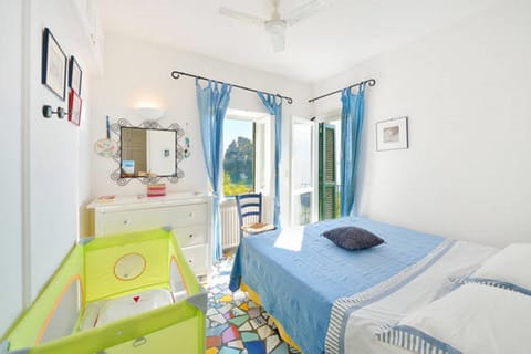 Photo of the whole room, Bedroom, Garden view, fireplace