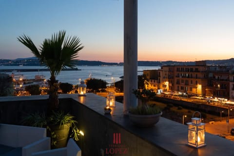 Nearby landmark, Balcony/Terrace, Lounge or bar, City view, Sea view, Sunset
