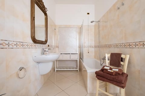 Bathroom, Bath, towels