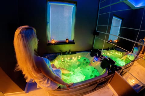 People, Hot Tub