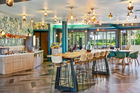 Restaurant/places to eat, Living room, Food and drinks, Banquet/Function facilities, Seating area, Drinks