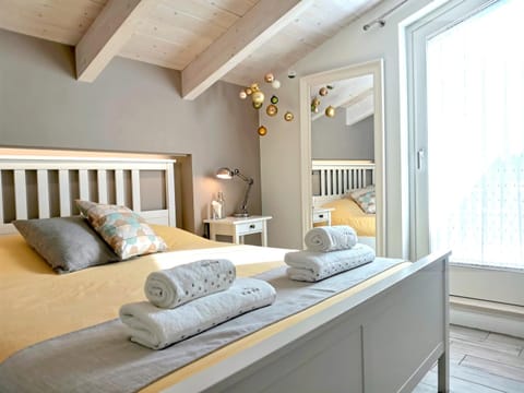 Bed, Photo of the whole room, Bedroom, towels