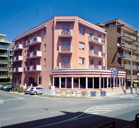 Property building, Day, Neighbourhood, Street view, Location, Parking