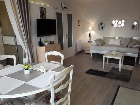 Bed, TV and multimedia, Living room, Seating area, Dining area