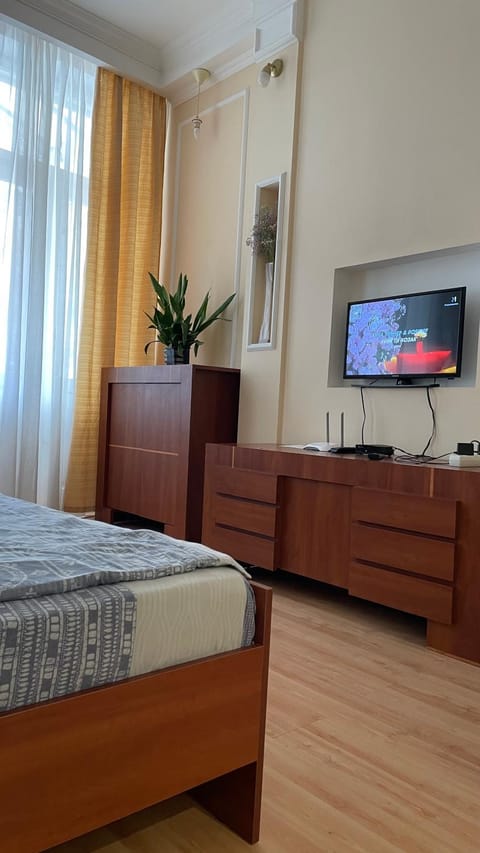 Bed, TV and multimedia, Bedroom