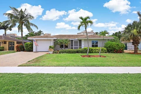 Cozy home with sunroom, pool and steps to beach House in Marco Island