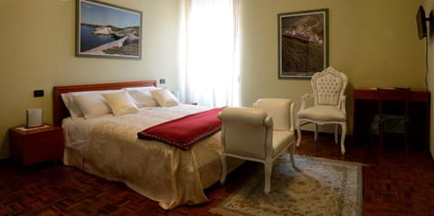 Photo of the whole room, Decorative detail