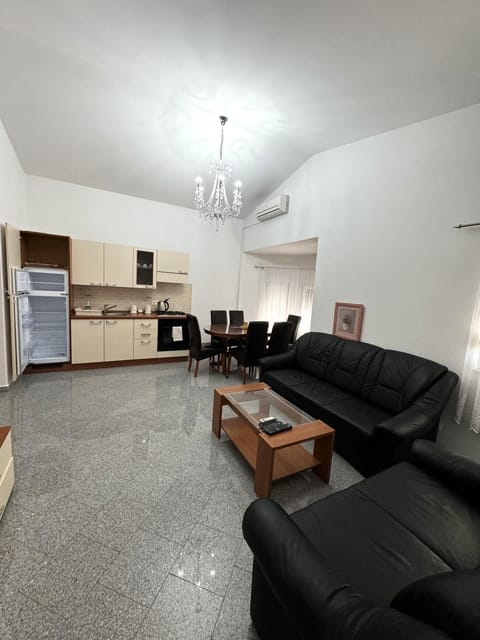 Kitchen or kitchenette, Living room, Seating area, Dining area, minibar, oven, stove