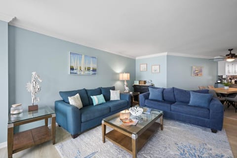 Beachfront condo with pool and balcony facing beach House in Marco Island