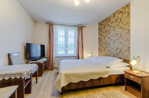 Bed, Bathroom, TV and multimedia, View (from property/room), Photo of the whole room, Decorative detail, Bedroom, Guests, Family