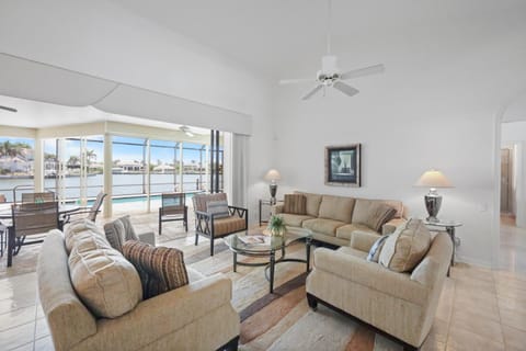 Unique waterfront home with pool, spa and guesthouse House in Marco Island