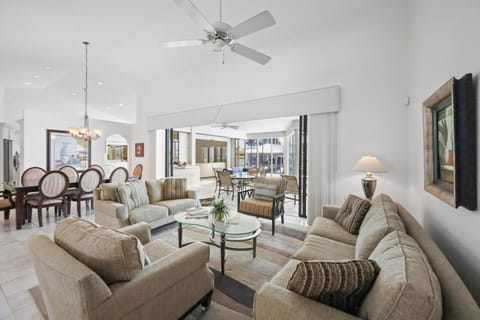 Unique waterfront home with pool, spa and guesthouse House in Marco Island