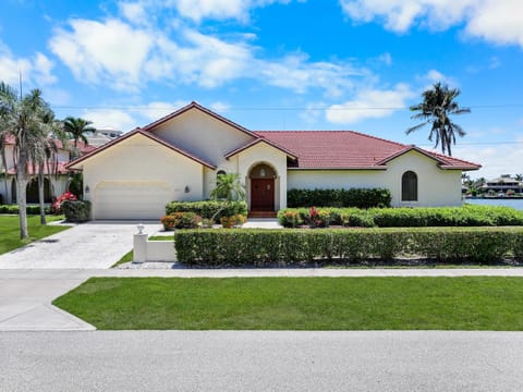 Unique waterfront home with pool, spa and guesthouse House in Marco Island