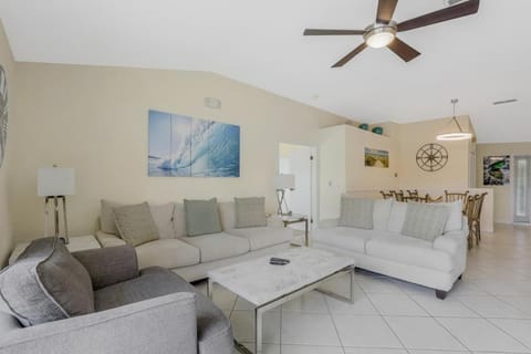 Pet-friendly home with southern exposure and pool House in Marco Island