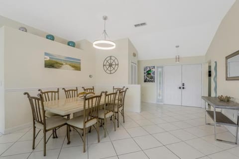 Pet-friendly home with southern exposure and pool House in Marco Island