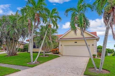 Pet-friendly home with southern exposure and pool House in Marco Island