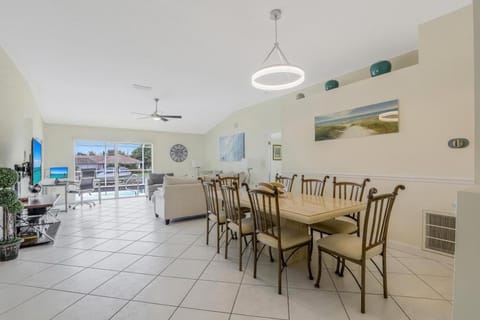 Pet-friendly home with southern exposure and pool House in Marco Island