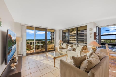 Beachfront condo with pool/views from two balconies House in Marco Island