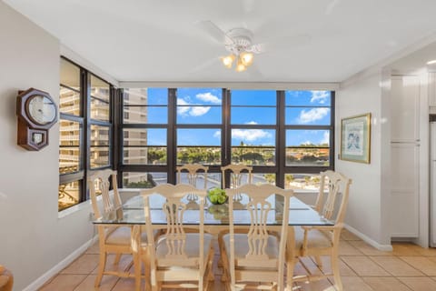 Beachfront condo with pool/views from two balconies House in Marco Island