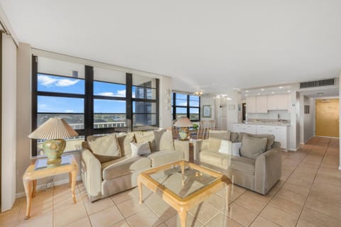 Beachfront condo with pool/views from two balconies House in Marco Island