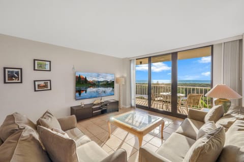 Beachfront condo with pool/views from two balconies House in Marco Island