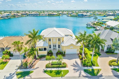 Waterfront home with pool, spa and 2nd floor balcony House in Marco Island