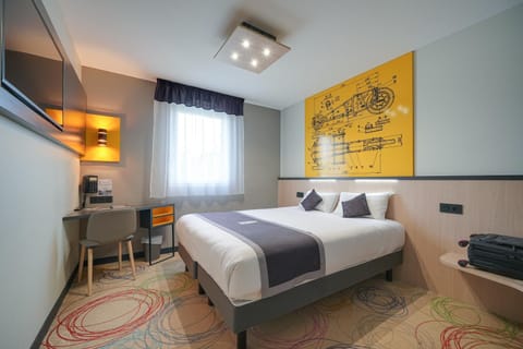 Bed, TV and multimedia, Bedroom, air conditioner