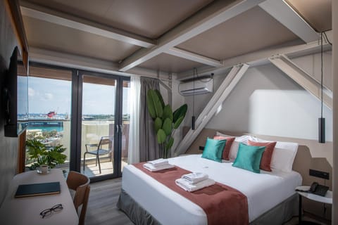 Bed, View (from property/room), Balcony/Terrace, Photo of the whole room, Bedroom, towels, air conditioner