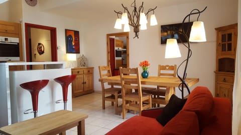 TV and multimedia, Kitchen or kitchenette, Living room, Decorative detail, Decorative detail, Dining area