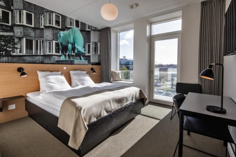 Photo of the whole room, Bedroom, City view