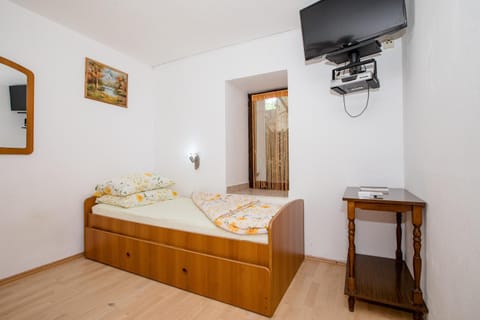 Bed, TV and multimedia, Photo of the whole room, Bedroom