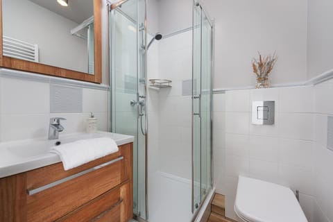 Bathroom, Photo of the whole room