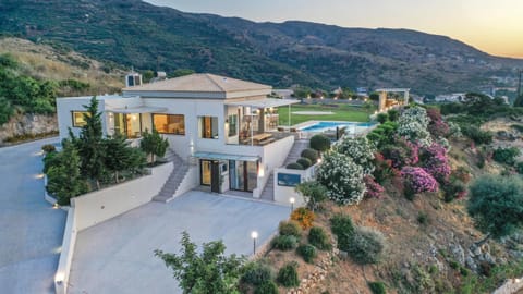 Property building, Nearby landmark, Spring, Day, Natural landscape, Garden, Garden view, Mountain view, Pool view, Swimming pool