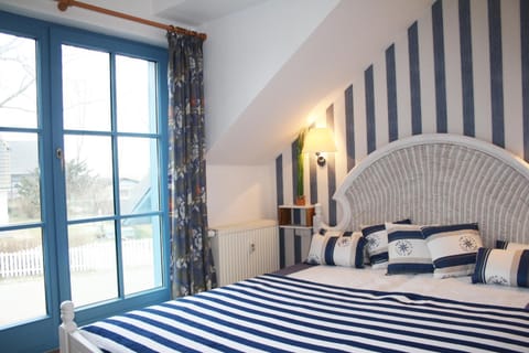 Bed, Photo of the whole room, Decorative detail, Bedroom