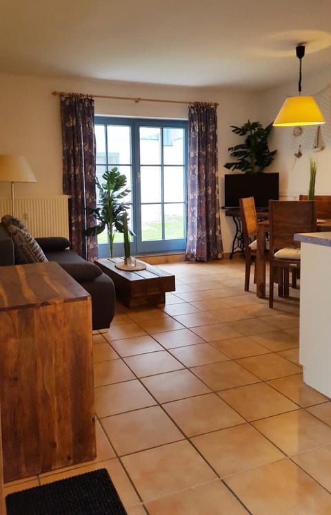 TV and multimedia, Living room, Decorative detail, Seating area, Dining area
