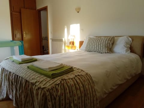 Bed, Photo of the whole room, Bedroom, cot, heating, towels, wardrobe