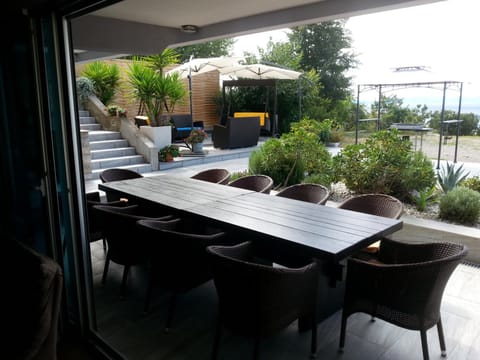 Property building, Patio, Balcony/Terrace