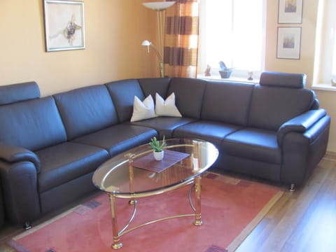 Living room, Photo of the whole room, Decorative detail, Seating area