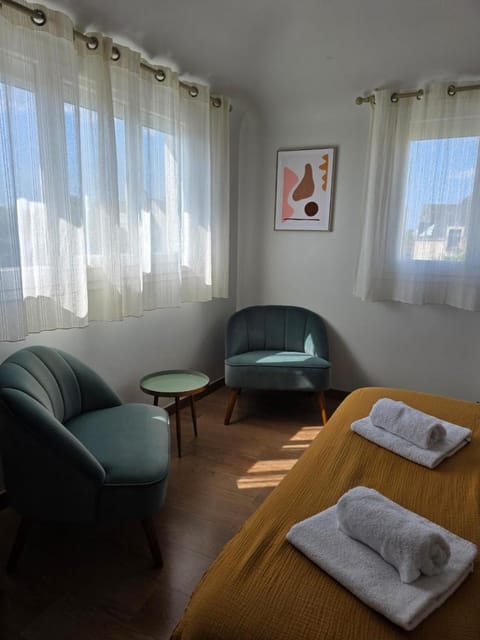Photo of the whole room, Seating area, Bedroom