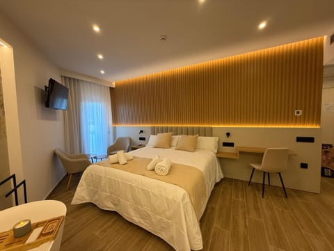 Bed, TV and multimedia, Living room, Photo of the whole room, Seating area