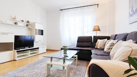 Communal lounge/ TV room, TV and multimedia, Living room, Seating area, Evening entertainment