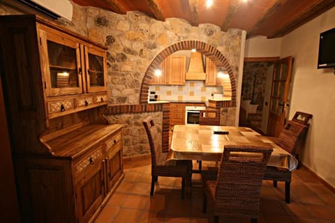 Kitchen or kitchenette, Seating area, Dining area, minibar, pet friendly