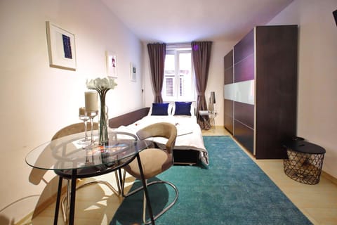 Day, Living room, Seating area, Dining area, Bedroom
