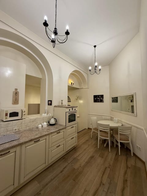 Kitchen or kitchenette, Dining area