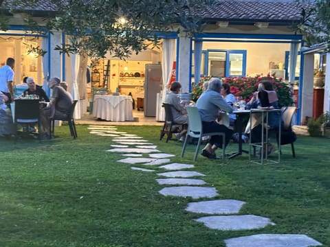 Restaurant/places to eat, Garden view