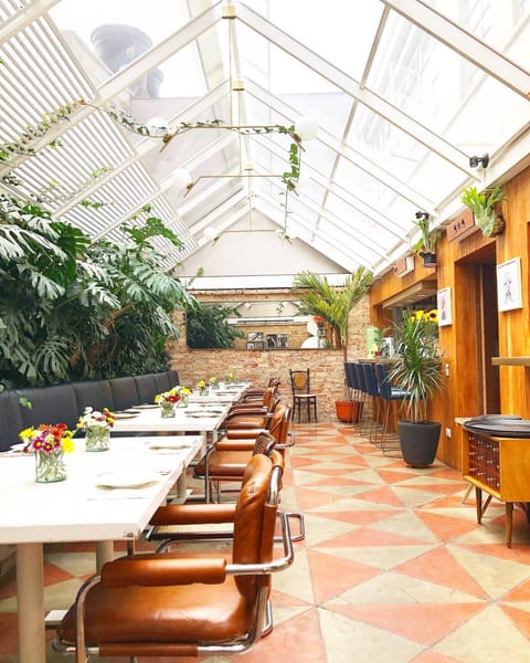 Restaurant/places to eat, Living room