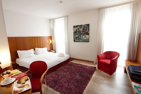 Photo of the whole room, Decorative detail