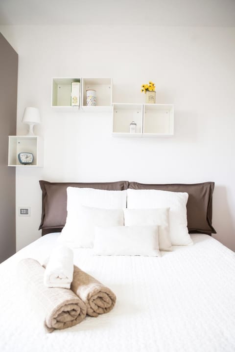 Living room, Photo of the whole room, Decorative detail, Bedroom