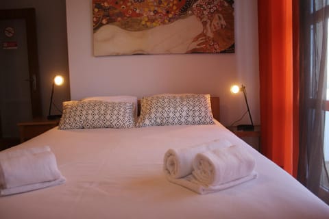 Bed, Other, Photo of the whole room, Decorative detail, Bedroom